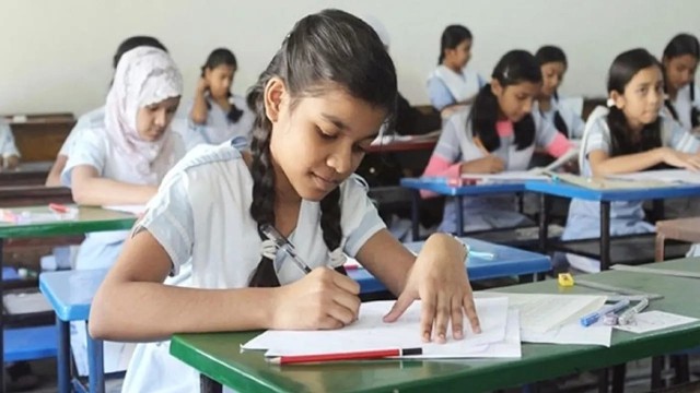 কটিয়াদীতে বৃত্তি পরীক্ষা চলাকালে দীর্ঘ লোডশেডিং, ভোগান্তিতে পরীক্ষার্থী ও অভিভাবকরা