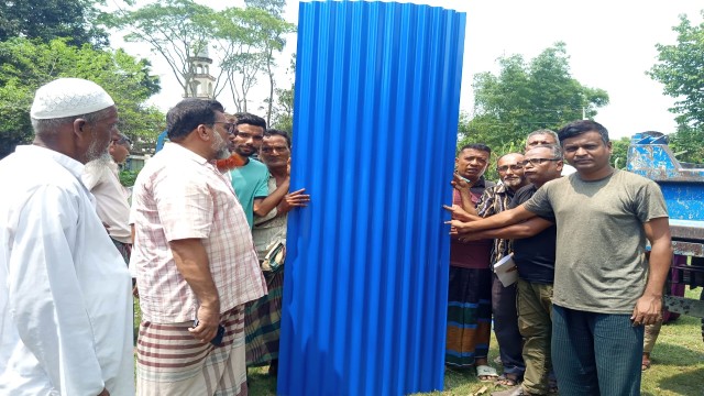 কুমিল্লার চৌদ্দগ্রাম উপজেলায় অসহায় ও দুস্থ পরিবারের মাঝে ঢেউটিন বিতরণ করেছে মাসুদা ইন্টারন্যাশনাল ট্...