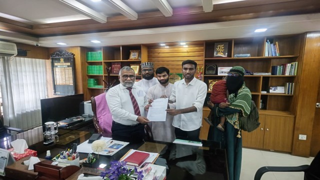 ইবিতে ‘বাংলাদেশ স্টাডিজ’ ও ‘ইসলামিক স্টাডিজ’ বাধ্যতামূলক বাস্তবায়নের দাবিতে স্মারকলিপি