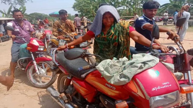 জ্বালানি তেলের সংকটের কারণে সাতক্ষীরার শ্যামনগরে ভাড়ায় মোটরসাইকেল চালকদের জীবিকা হুমকির মুখে পড়েছে।