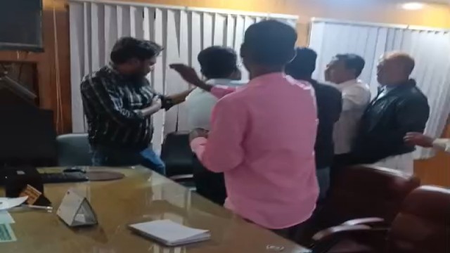 জয়পুরহাটের ক্ষেতলাল উপজেলায় সংবাদ প্রকাশকে কেন্দ্র করে উপজেলা নির্বাহী কর্মকর্তার (ইউএনও) কক্ষে এক স...