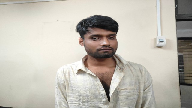কুবিতে ছাত্রীকে হয়রানি: বহিরাগত যুবক আটক, সতর্কবার্তা দিয়ে পরিবারের জিম্মায় মুক্তি