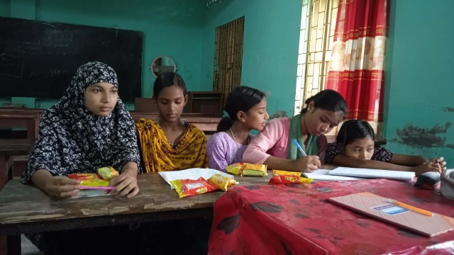 আন্তর্জাতিক শ্রমিক দিবসে দেশের অধিকাংশ সরকারি-বেসরকারি প্রতিষ্ঠানে ছুটি থাকলেও কুড়িগ্রামে কিশোর-কিশো...