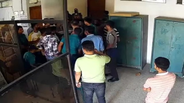 রাজশাহীতে রাজশাহী উন্নয়ন কর্তৃপক্ষের (আরডিএ) কার্যালয়ে টেন্ডার প্রক্রিয়াকে ঘিরে উত্তেজনাকর পরিস্থিতি...