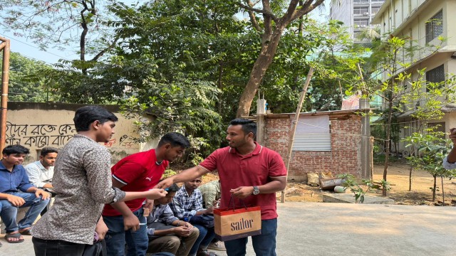 জবিতে ছাত্রদল নেতার উদ্যোগে নবীনদের উপহার বিতরণ