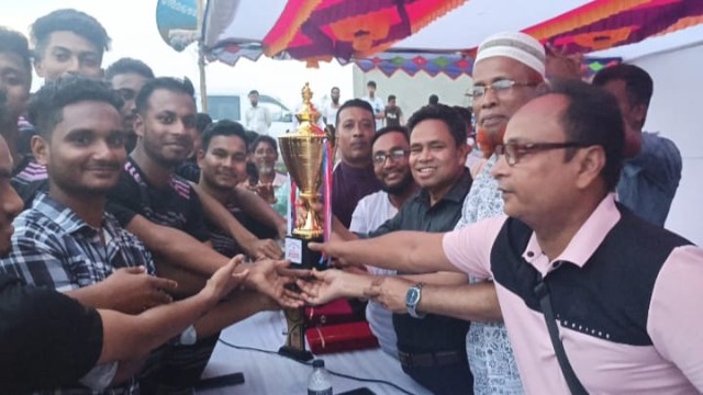 কুমিল্লার চৌদ্দগ্রাম উপজেলার আলকরা ইউনিয়নে পশ্চিম ডেকরা সমাজ কল্যাণ পরিষদের উদ্যোগে আয়োজিত ফুটবল টুর...