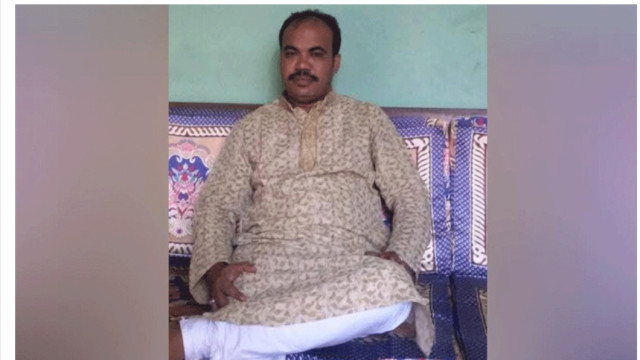 হ্যান্ডকাপ পরা অবস্থায় আ'লীগ নেতাকে পুলিশের কাছ থেকে ছিনিয়ে নিল জনতা