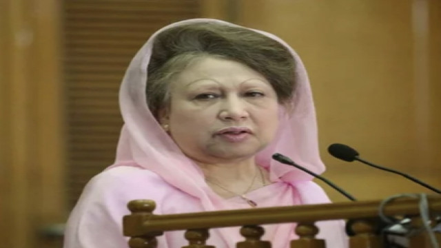 খালেদা জিয়ার হাতে গুলশানের বাড়ির কাগজ তুলে দিলেন গণপূর্ত উপদেষ্টা