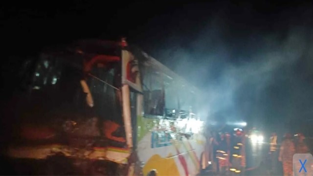 ফরিদপুরে থানার পাশে জব্দকৃত বাসে আগুন