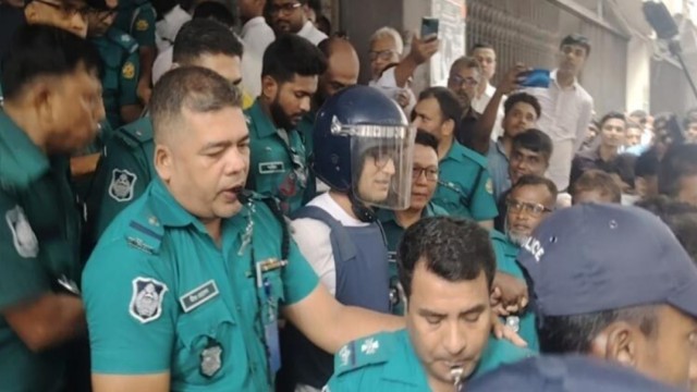 দেশটাকে পুড়িয়ে ফেলছে ওরা - আদালতে ব্যারিস্টার সুমন