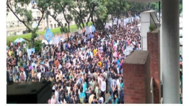 শিক্ষা উপদেষ্টার পদত্যাগসহ বিভিন্ন দাবিতে সচিবালয়ের সামনে শিক্ষার্থীদের বিক্ষোভ