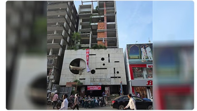 আ. লীগের কেন্দ্রীয় অফিস দখল, চলছে পরিষ্কার-পরিচ্ছন্নতার কাজ