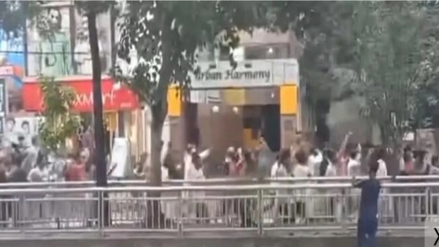 ধানমন্ডিতে আ.লীগের মিছিল, ককটেল বিস্ফোরণ