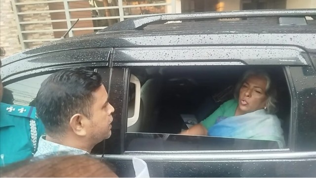 টঙ্গীতে উপদেষ্টার গাড়ি আটকে শ্রমিকদের বিক্ষোভ