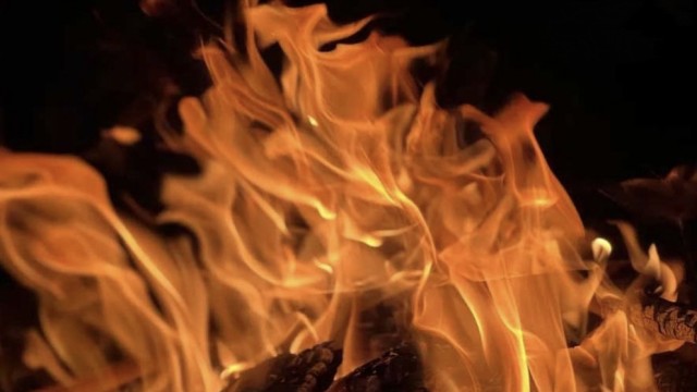 রাজধানীর বাড্ডায় চলন্ত বাসে আগুন