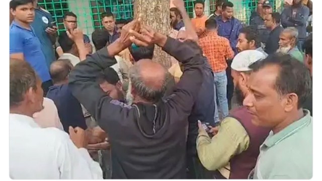 রংপুরের পীরগঞ্জ উপজেলায় একটি ভোটকেন্দ্র থেকে ছয়টি সিলমারা ব্যালট পেপার ও দুটি অফিসিয়াল সিল উদ্ধার হও...