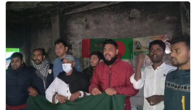 ময়মনসিংহের তারাকান্দা উপজেলায় আগুনে ক্ষতিগ্রস্ত আওয়ামী লীগের একটি পরিত্যক্ত কার্যালয়ে দলীয় ও জাতীয় প...