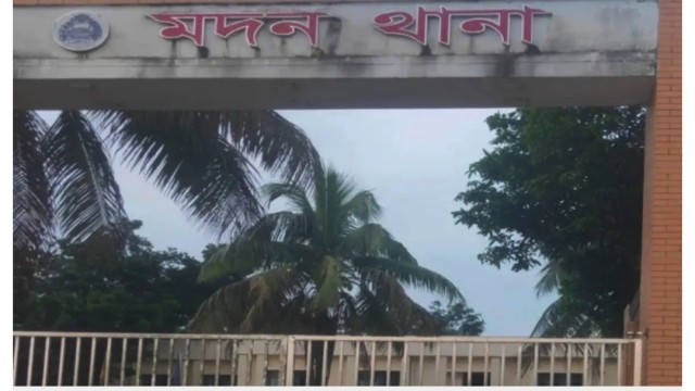 বিএনপি নেতাকে পানিতে চুবালেন আ.লীগ কর্মী