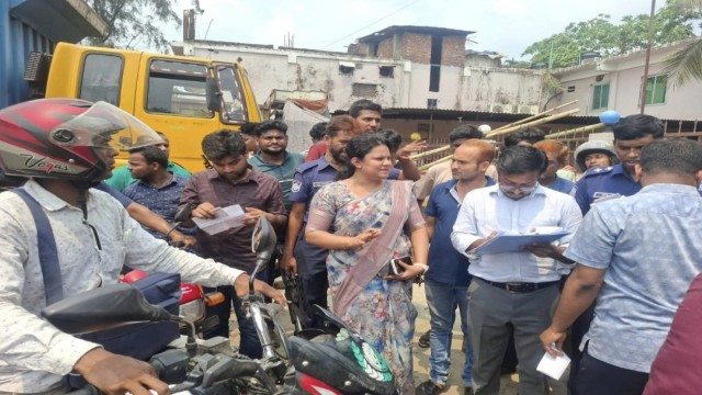 লক্ষ্মীপুরের রায়পুর উপজেলায় ভ্রাম্যমাণ আদালতের এক অভিযানে বিভিন্ন অনিয়মের দায়ে ৯টি মামলায় মোট ১৪ হাজ...