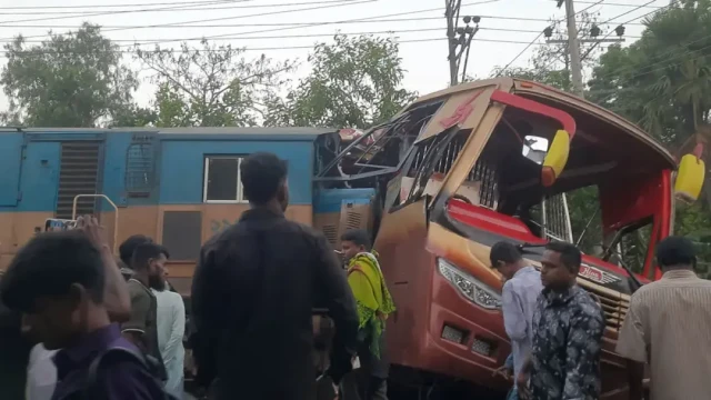 কুমিল্লায় ট্রেন দুর্ঘটনা: গেটম্যানের গাফিলতিতে প্রাণহানি, একজন গ্রেপ্তার