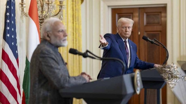২৪ ঘণ্টার ব্যবধানে ফের ‘শুল্ক বোমা’! কাঁপছে ভারতের বাজার