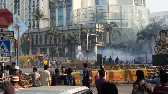 যমুনা অভিমুখে ইনকিলাব মঞ্চের পদযাত্রা: পুলিশি বাধা ও টিয়ারগ্যাসে আহত অন্তত ২৩