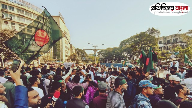 হাদি হত্যার প্রতিবাদে সাইন্সল্যাব মোড় অবরোধ শিক্ষার্থীদের