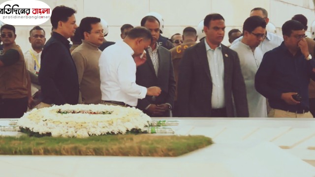 বাবার কবরের সামনে অশ্রুসিক্ত তারেক রহমান