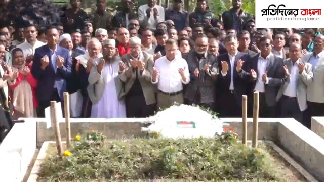 শহীদ ওসমান হাদির কবর জিয়ারত করলেন তারেক রহমান