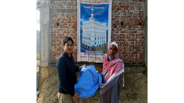 ভালুকায় শৈত্যপ্রবাহের রাতে আলো হয়ে দাঁড়ালেন এক সরকারি কর্মকর্তা