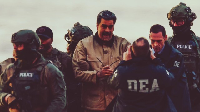 পা খুঁড়িয়ে চলা মাদুরোকে টেনেহিঁচড়ে নামানো হলো হেলিকপ্টার থেকে