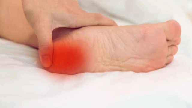 সকালে পা ফেলতেই গোড়ালিতে তীব্র ব্যথা? জেনে নিন কারণ ও প্রতিকার