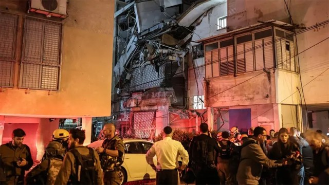 ইসরায়েলে ইরানের ক্ষেপণাস্ত্র হামলা: তেল আবিবসহ বিভিন্ন এলাকায় অন্তত ১২ জন আহত