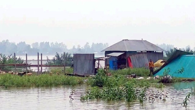 সিরাজগঞ্জে টানা বৃষ্টিপাত ও উজানের ঢলে যমুনা নদীর পানি বৃদ্ধি পেয়েছে।