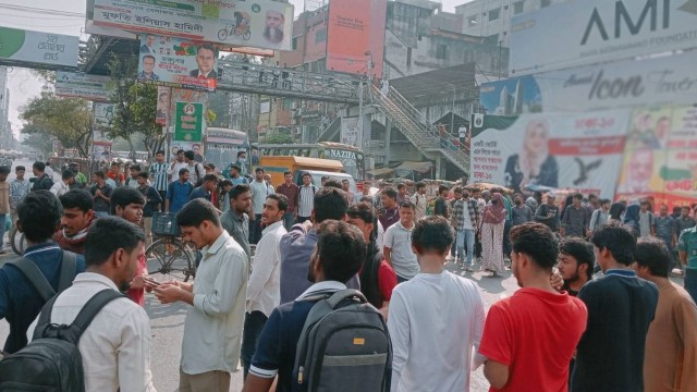 ঘোষিত সময়ে ক্লাস শুরু না হওয়ায় ৭ কলেজ শিক্ষার্থীদের বিক্ষোভ