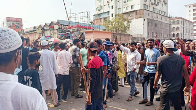 জুরাইনে পুলিশের সঙ্গে সংঘর্ষ, রেললাইন অবরোধে ট্রেন চলাচল বন্ধ