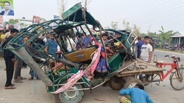 জামালপুরে কাভার্ডভ্যানের চাপায় প্রাণ গেল ৪ জনের