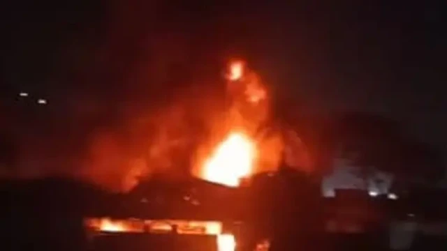 কালুরঘাটে পোশাক কারখানার গোডাউনে অগ্নিকাণ্ড