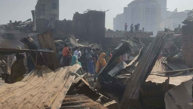 সব হারিয়ে মানবিক বিপর্যয়ে কড়াইল বস্তিবাসী