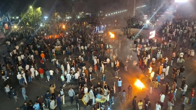 কারওয়ান বাজারে সড়ক অবরোধ করে মুঠোফোন ব্যবসায়ীদের বিক্ষোভ