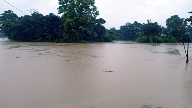 দীঘিনালায় পাহাড়ি ঢলে শতাধিক পরিবার আশ্রয়কেন্দ্রে, দীঘিনালা-লংগদু সড়কে যান চলাচল বন্ধ