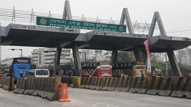 পবিত্র ঈদুল ফিতরকে সামনে রেখে নাড়ির টানে বাড়ি ফিরতে শুরু করেছে মানুষ। টানা ছুটির সুযোগে বিপুল সংখ্যক...