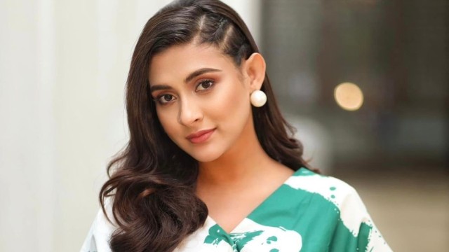 লাগেজে মদ পাওয়ার অভিযোগ অস্বীকার: আইনি পদক্ষেপ নিচ্ছেন মেহজাবীন