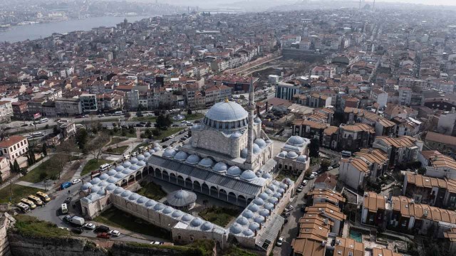 ৭ পাহাড়ের মুকুট বলা হয় যে মসজিদকে