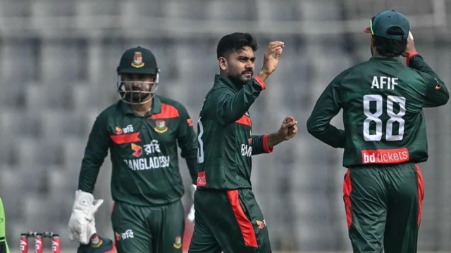 দারুণ শুরুর পর হোঁচট পাকিস্তানের, তিন উইকেট তুলে নিল বাংলাদেশ