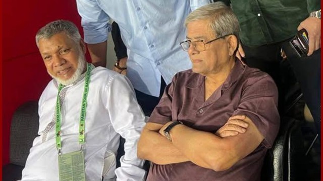 মাঠে বসেই বাংলাদেশের খেলা উপভোগ করলেন মির্জা ফখরুল