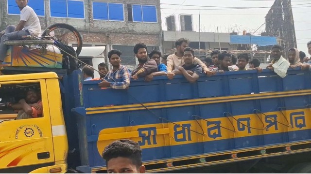 ঈদযাত্রায় ঝুঁকি নিয়ে ট্রাক-পিকআপে বাড়ি ফেরা মানুষের ঢল