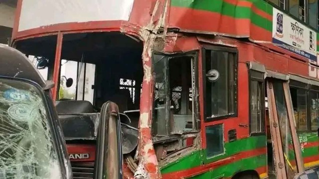 মগবাজারে ঢাবির ক্ষণিকা বাস দুর্ঘটনা: আহত অন্তত ৮ শিক্ষার্থী