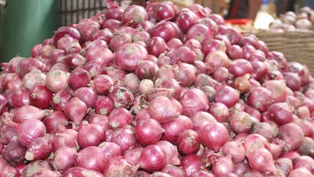 ঢাকায় পেঁয়াজের দামে তারতম্য, কোথাও কোথাও কমেছে কেজিতে ২০ টাকাও