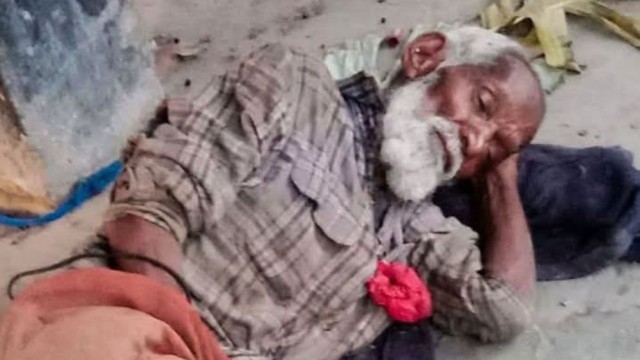 মানবেতর পরিস্থিতি: খুলনার পাইকগাছার কাশিমনগর বাজারে ছাগল বিক্রির একটি ছাউনিতে প্রায় এক মাস ধরে পরিত্...